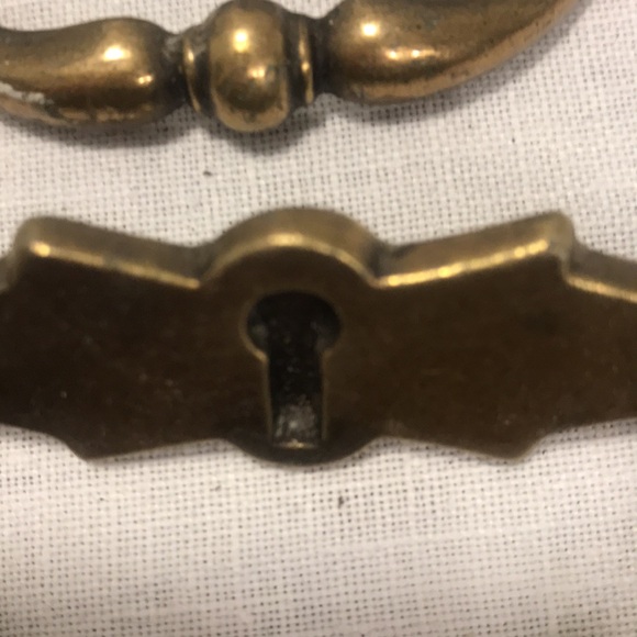 Gorgeous Colonial Drawer pulls - Set of 7. Beautiful rich looking brass. - Picture 8 of 10